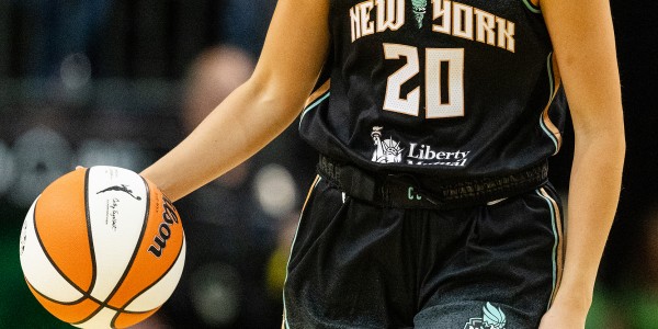 自由人全场狂飙19记三分，再度追平自己保持的WNBA历史纪录